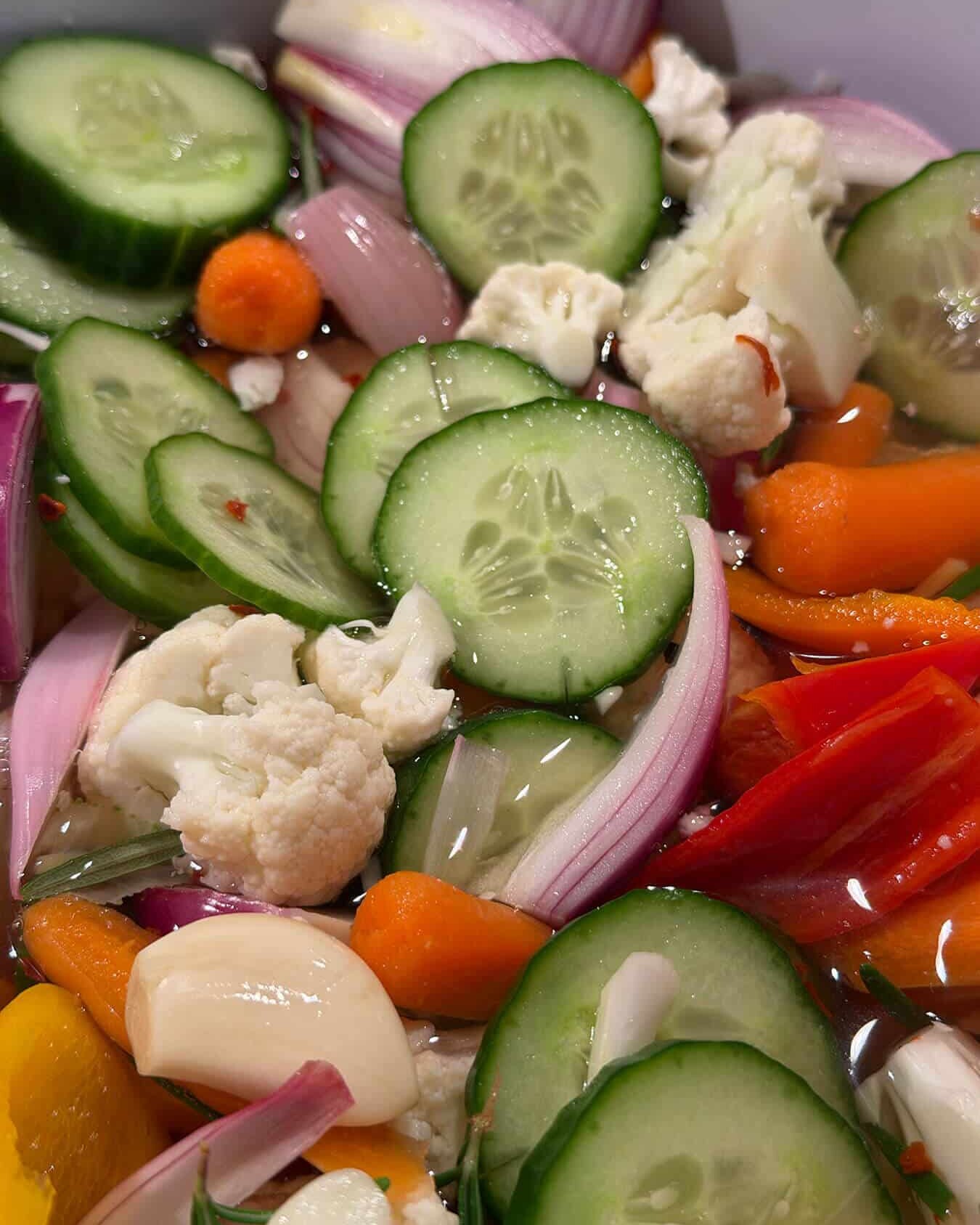 Ingelegde-groenten-met-chilivlokken-recepten-bbq-kamado-dutch-bbq-dude-komkommer-sjalot-knoflook-bloemkool-rozemarijn