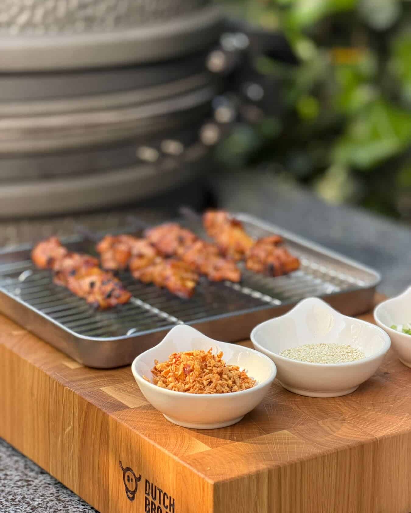 Indische-sate-van-kippendij-en-tamarinde-gebakken-uitjes-sesamzaadjes-bosui-recepten-bbq-kamado-dutch-bbq-dude