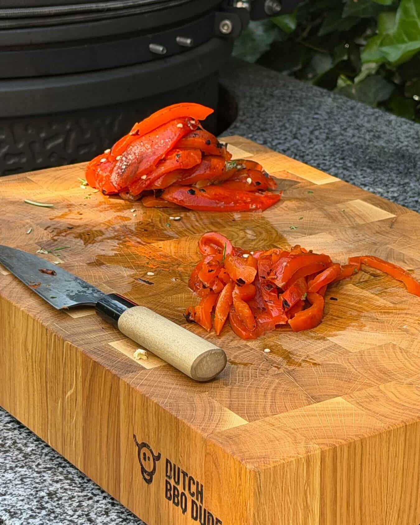 Mediterrane-gemarineerde-rode-paprika-snijden-paprika-reepjes-recepten-bbq-kamado-dutch-bbq-dude