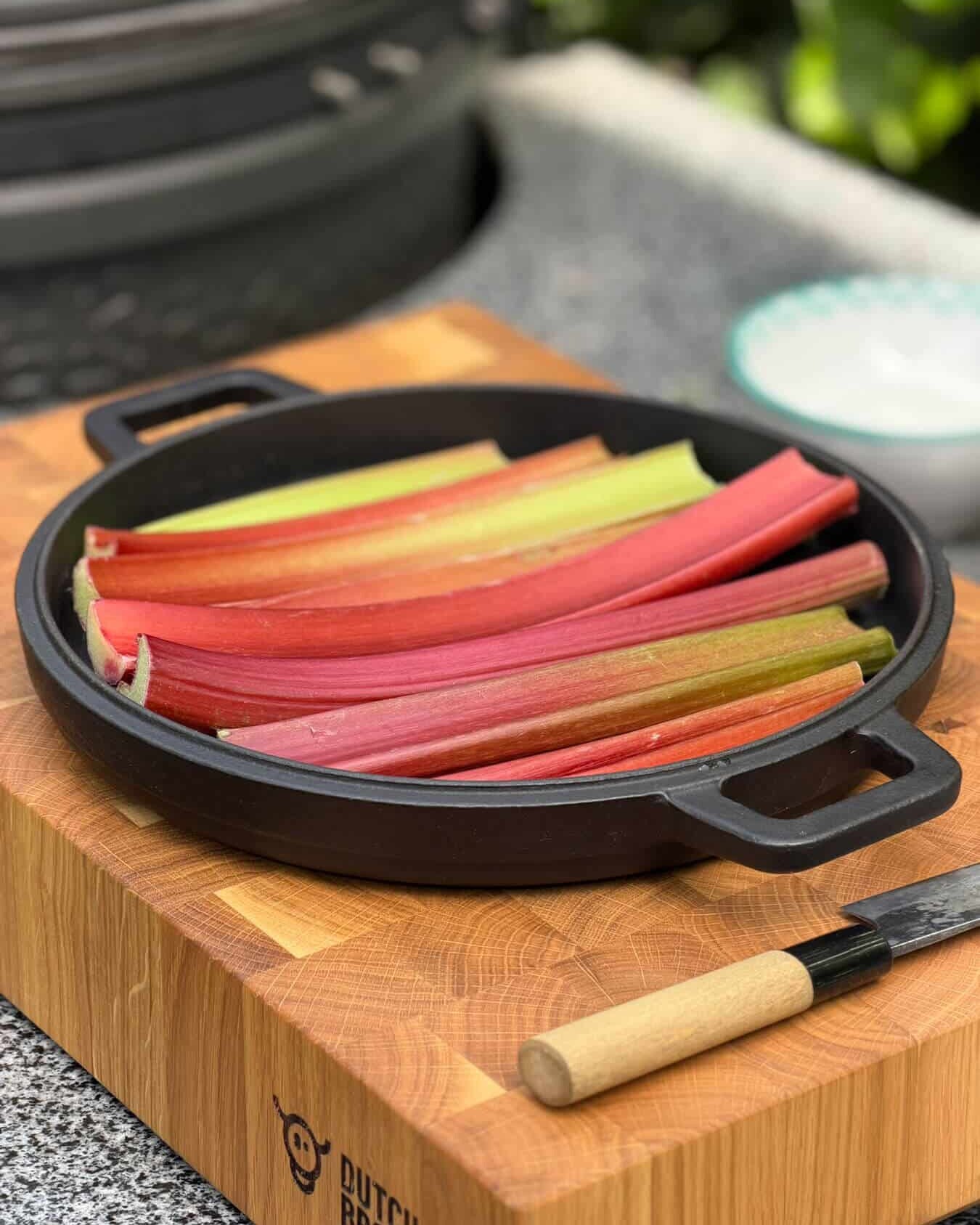 Rabarber-tarte-tatin-rabarber-afmeten-in-skillet-recepten-bbq-kamado-dutch-bbq-dude