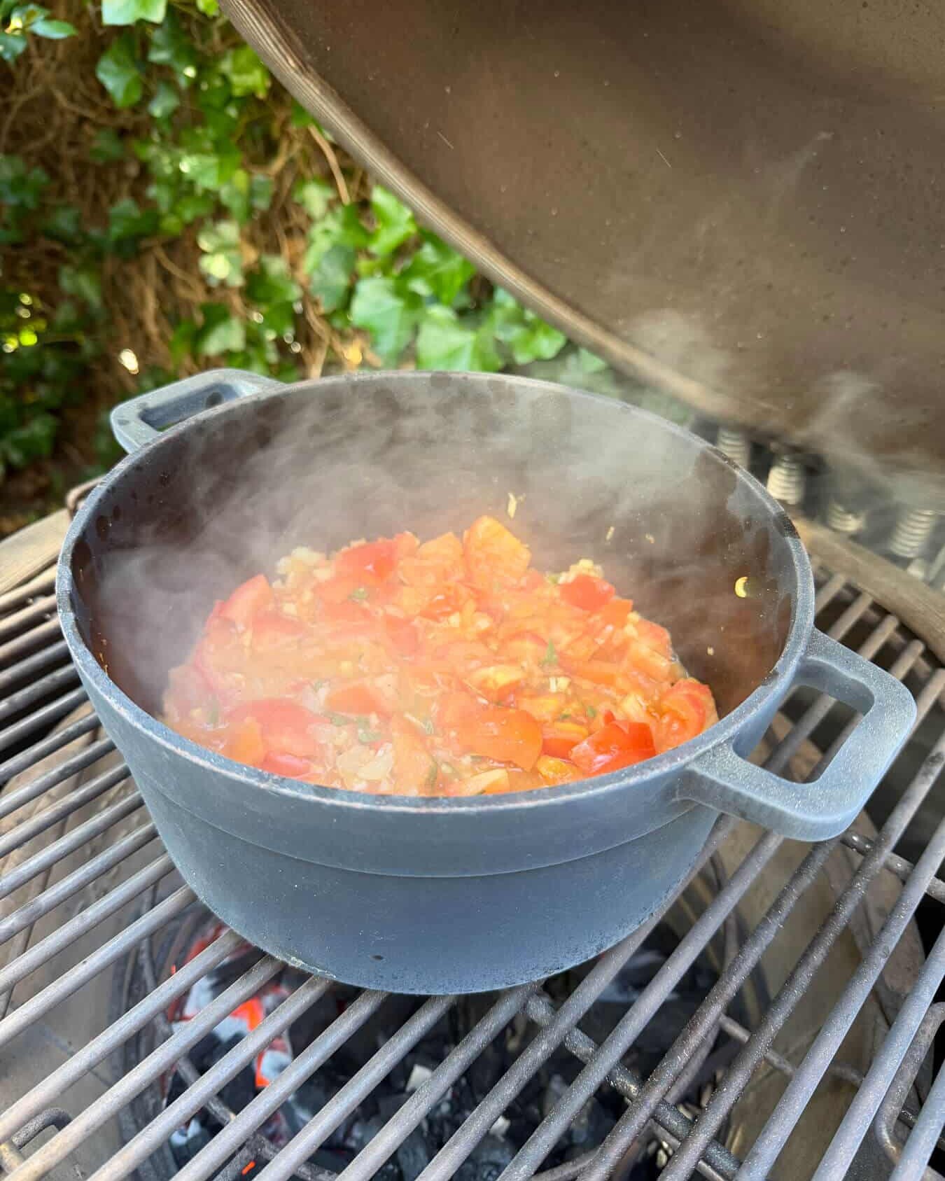 Albondigas-pittige-Spaanse-gehaktballetjes-in-tomatensaus-recepten-bbq-kamado-dutch-bbq-dude-dutch-oven