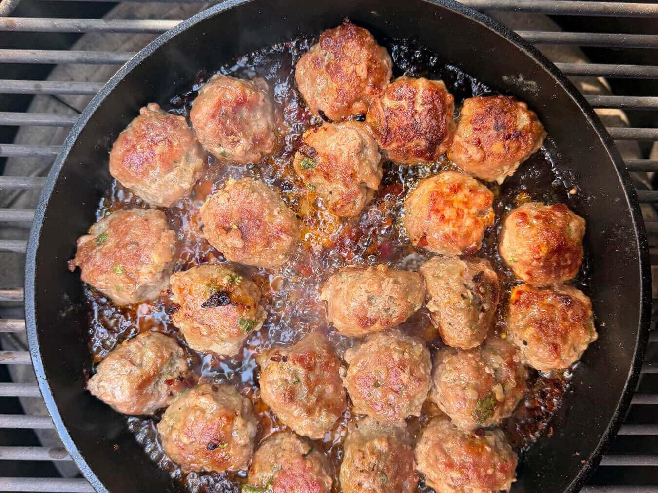 Albondigas-pittige-Spaanse-gehaktballetjes-in-tomatensaus-recepten-bbq-kamado-dutch-bbq-dude-ingredienten-spaanse-gehaktballen-braden-skillet-boven