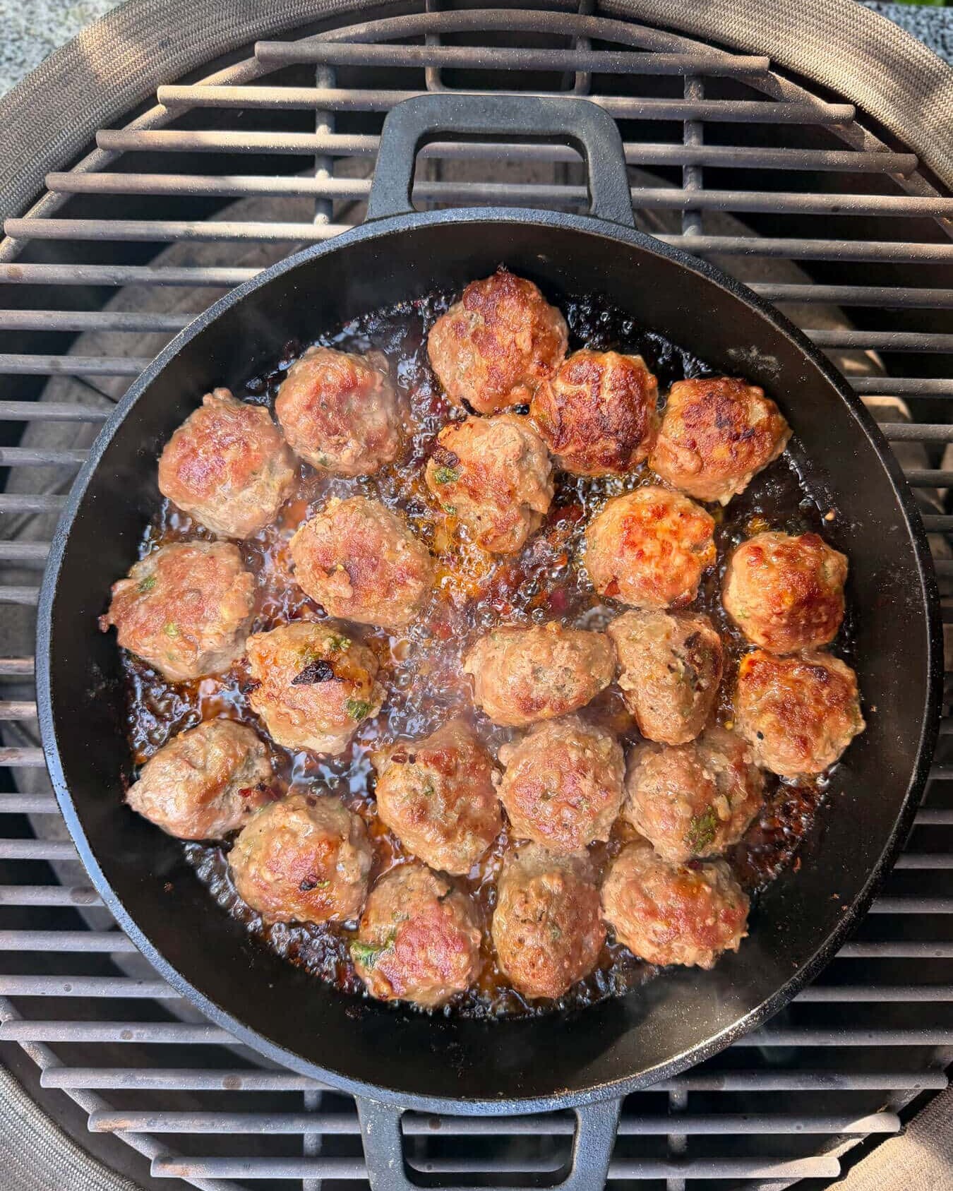 Albondigas-pittige-Spaanse-gehaktballetjes-in-tomatensaus-recepten-bbq-kamado-dutch-bbq-dude-ingredienten-spaanse-gehaktballen-braden-skillet-boven