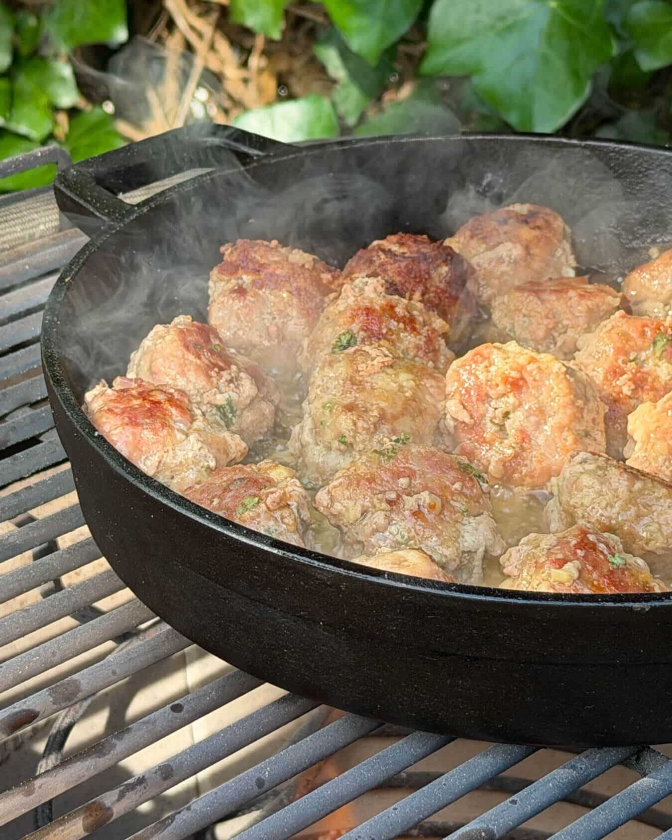 Albondigas-pittige-Spaanse-gehaktballetjes-in-tomatensaus-recepten-bbq-kamado-dutch-bbq-dude-ingredienten-spaanse-gehaktballen-braden-skillet