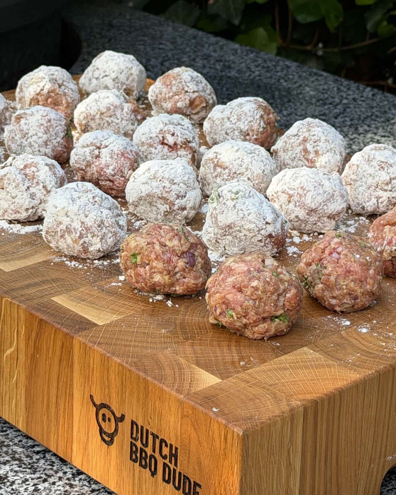 Albondigas-pittige-Spaanse-gehaktballetjes-in-tomatensaus-recepten-bbq-kamado-dutch-bbq-dude-ingredienten-spaanse-gehaktballen-rollen