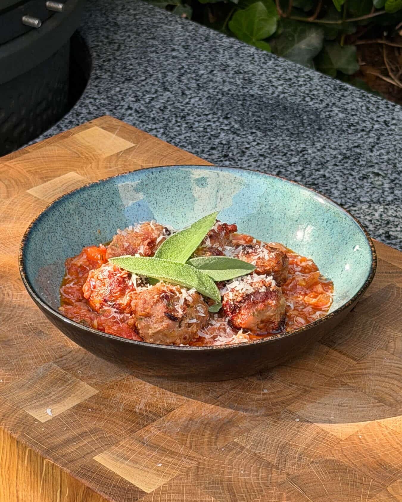 Albondigas, pittige Spaanse gehaktballetjes in tomatensaus, gegarneerd met kaas en salie - Dutch BBQ Dude