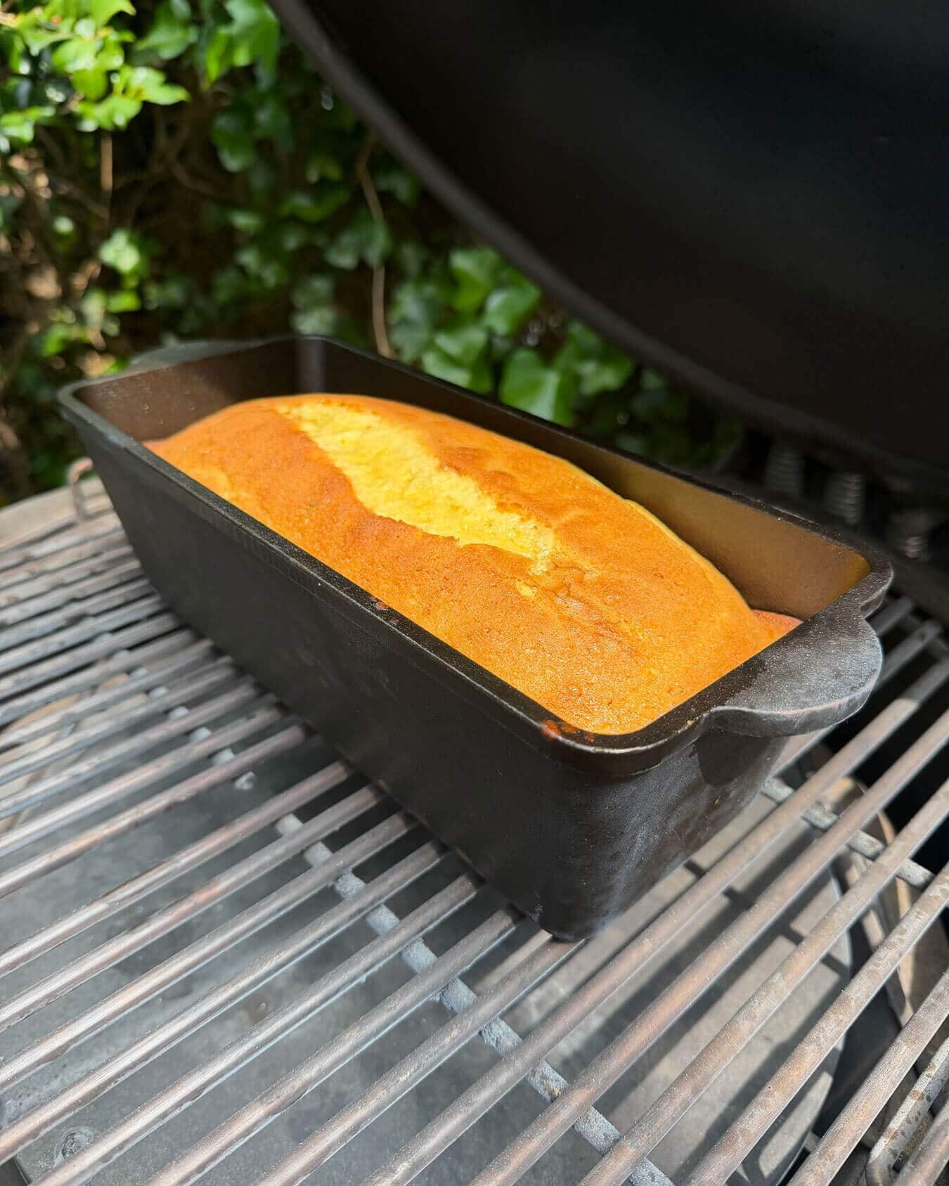 Citroen mascarpone cake in gietijzeren bakvorm op grill - Dutch BBQ Dude