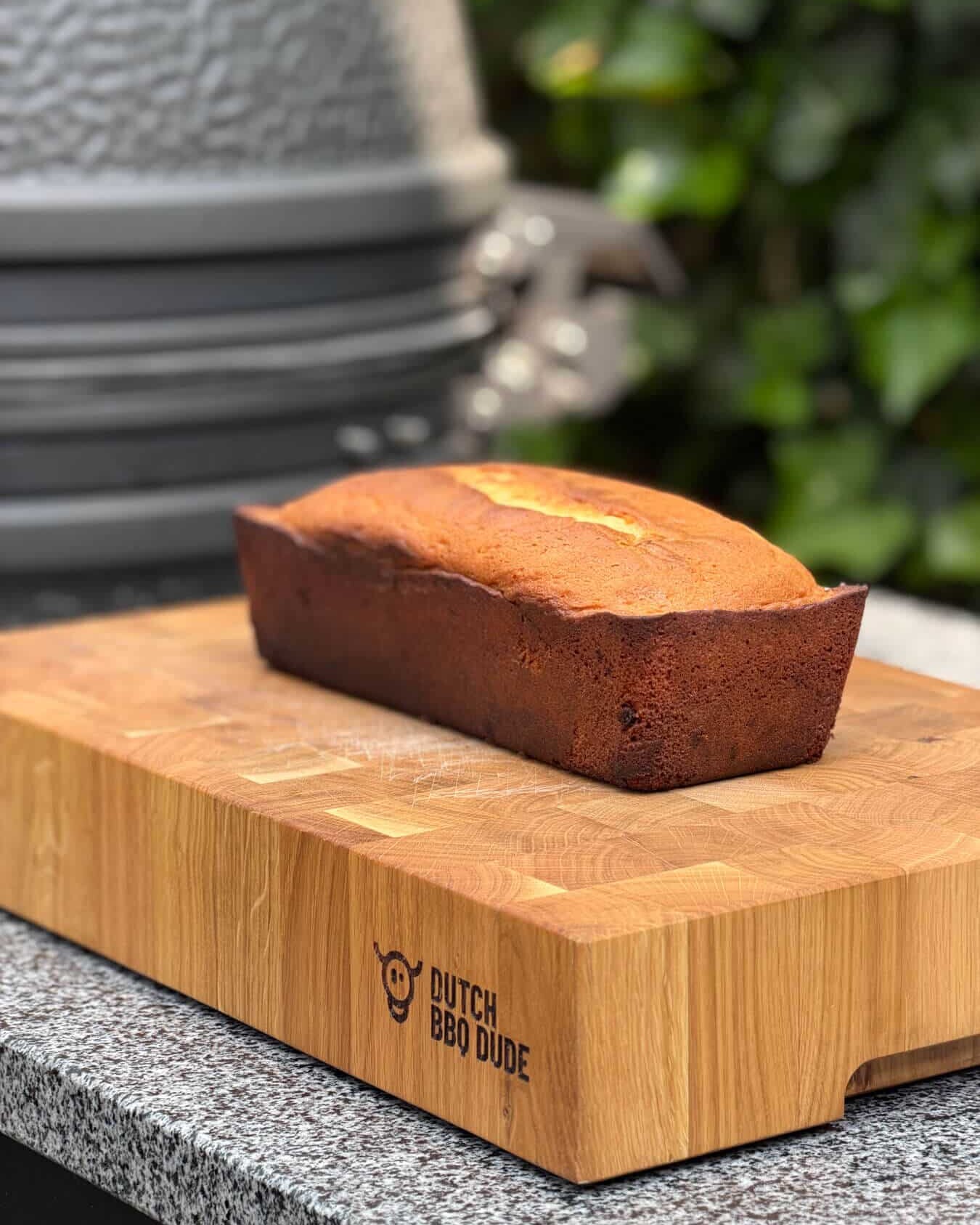 Citroen mascarpone cake op een houten snijplank met 'Dutch BBQ Dude' logo - Dutch BBQ Dude