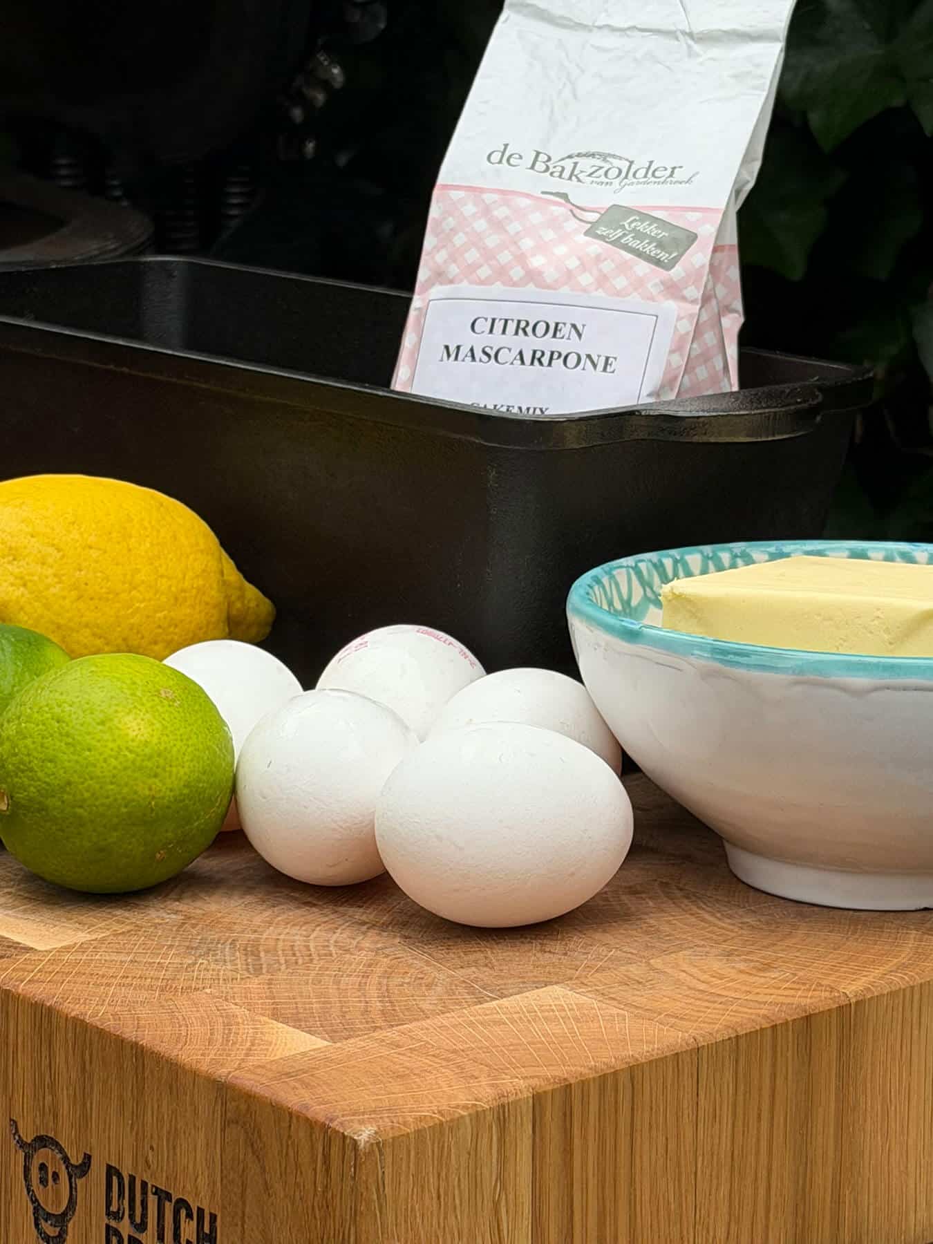 Ingredi&euml;nten voor citroen mascarpone cake: eieren, citroen, limoen, boter, bakmix - Dutch BBQ Dude