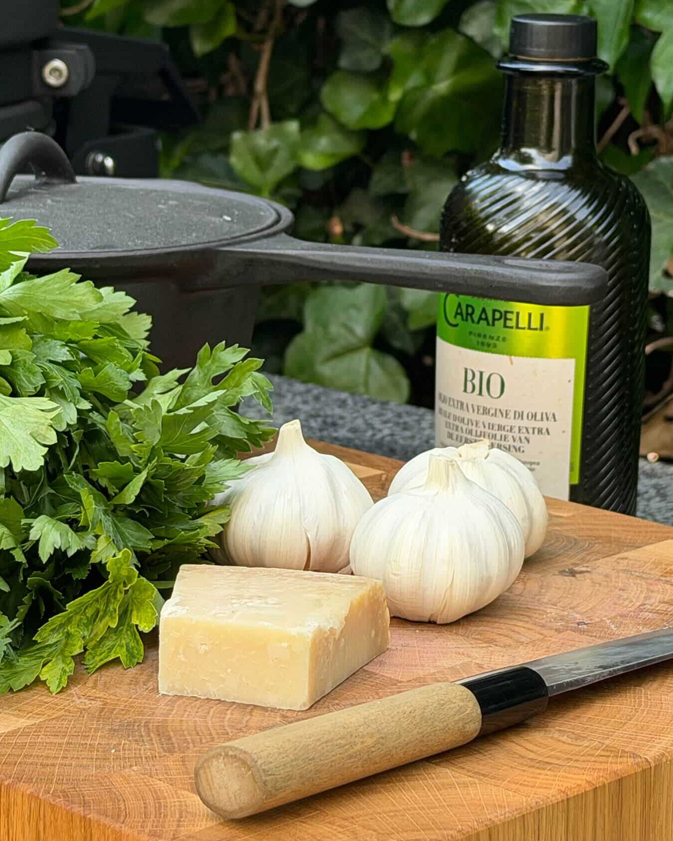 Ingrediënten voor citroen mascarpone cake: olijfolie, knoflook, parmezaan, peterselie - Dutch BBQ Dude