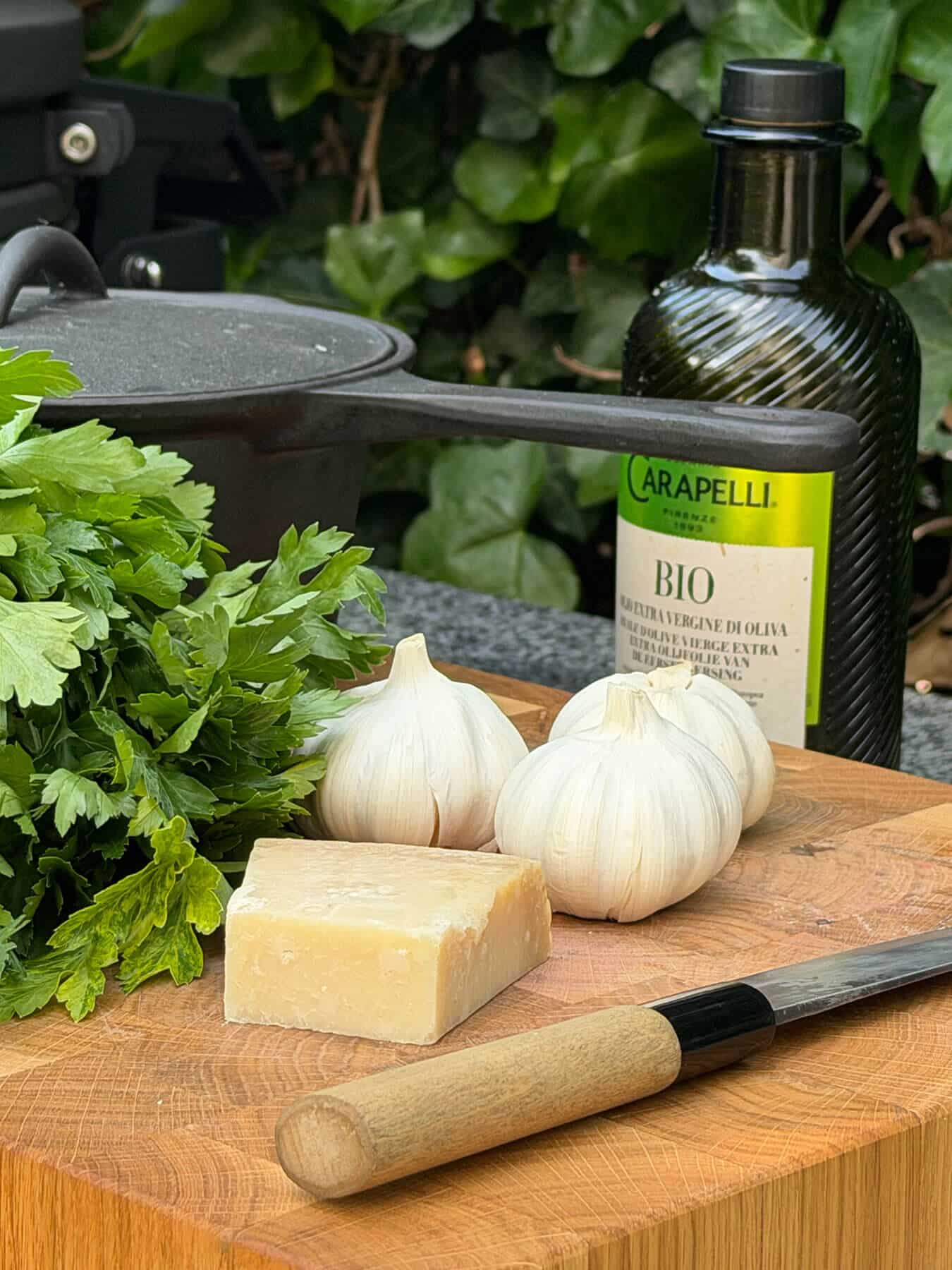 Ingrediënten voor citroen mascarpone cake: olijfolie, knoflook, parmezaan, peterselie - Dutch BBQ Dude