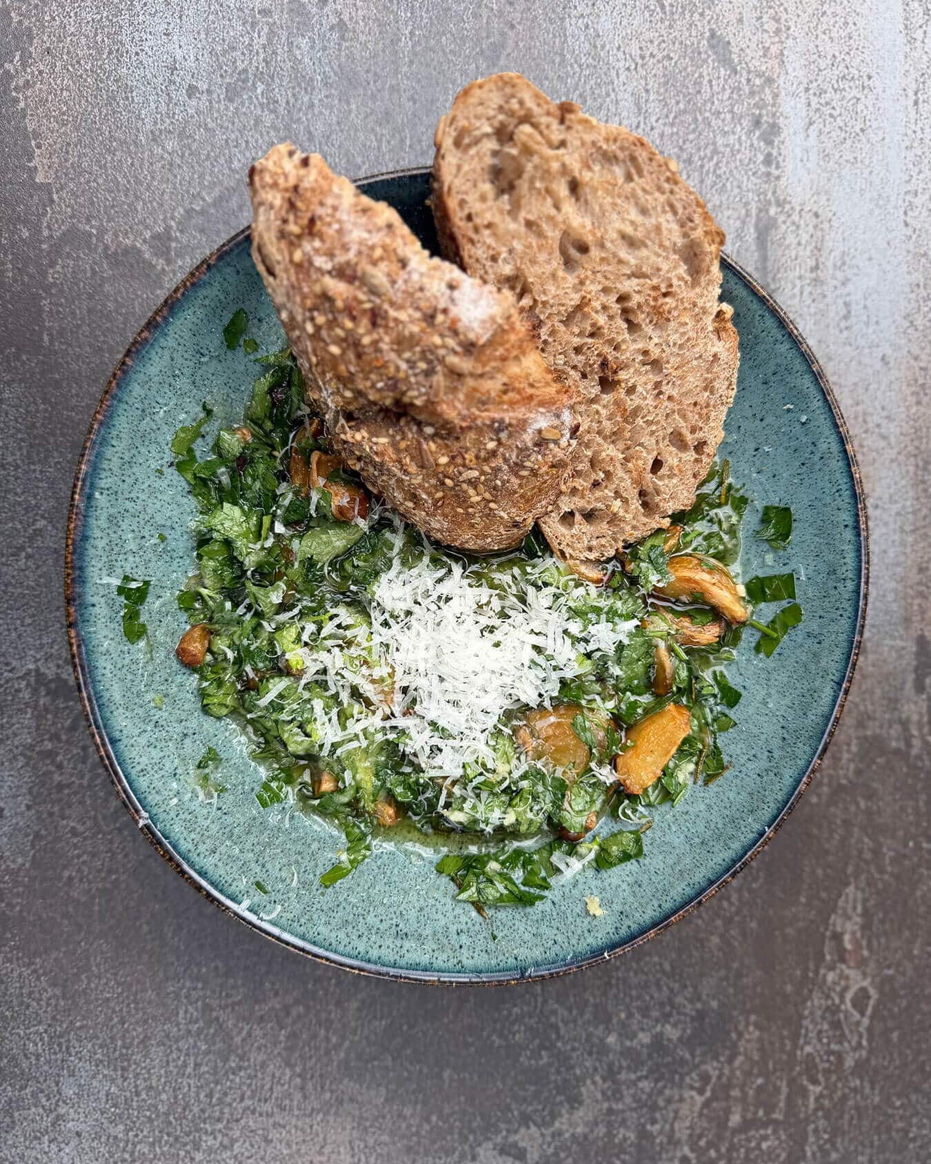 Groene salade met brood en Parmezaanse kaas op een blauw bord - Dutch BBQ Dude