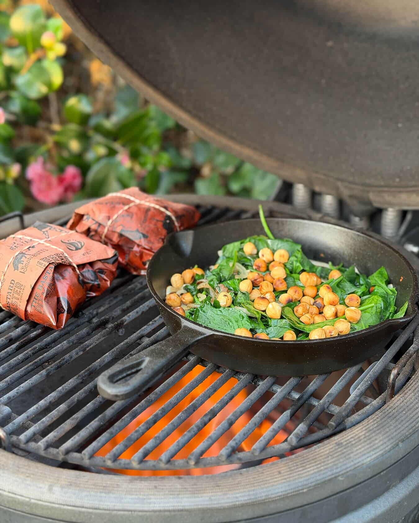 Kabeljauwhaas en papillote en geroosterde hazelnoten met spinazie op de barbecue. - Dutch BBQ Dude