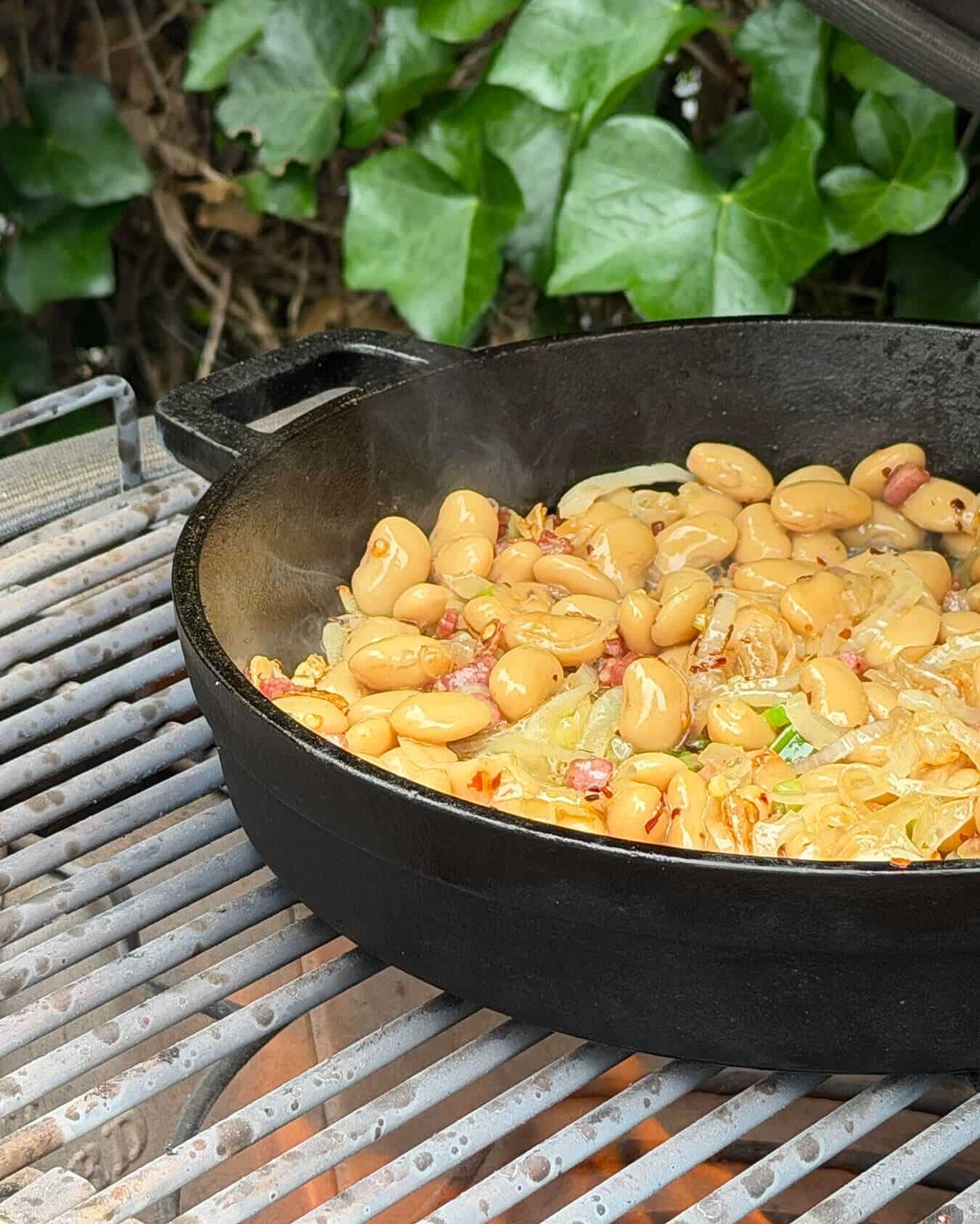 Gegrilde witte bonen met spek en ui in een gietijzeren pan - Dutch BBQ Dude
