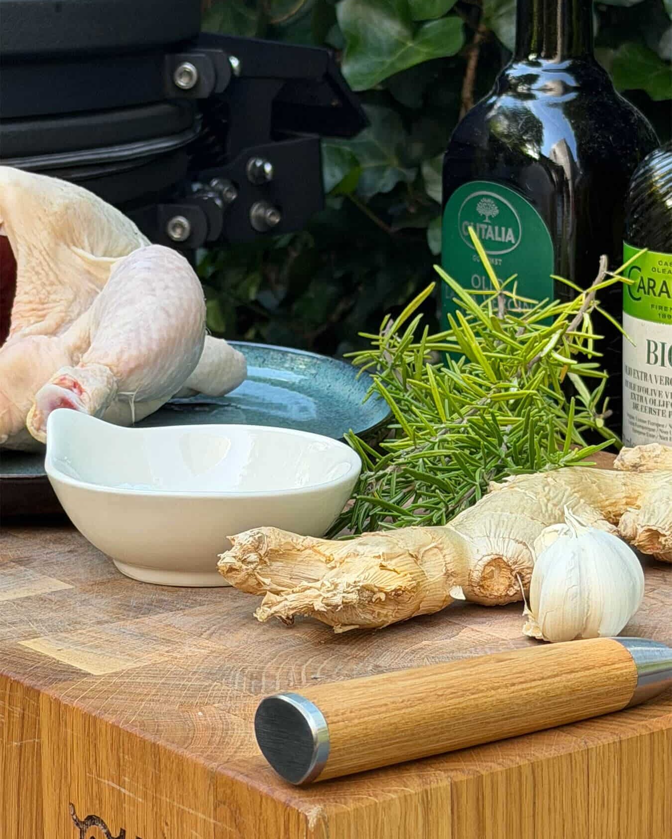 Kip, knoflook, gember, rozemarijn en olijfolie voor kip aan het spit. - Dutch BBQ Dude