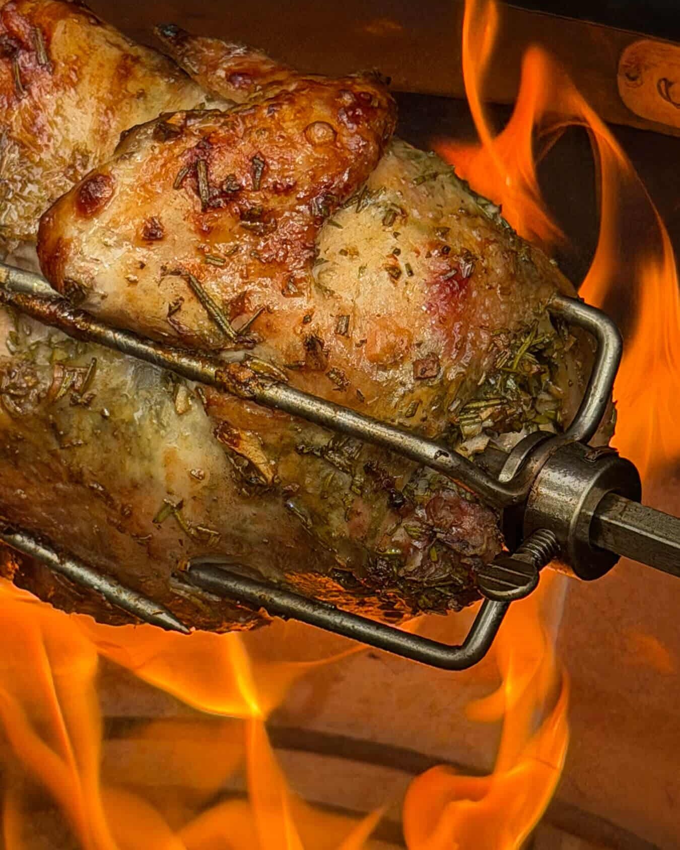 Kip aan het spit met rozemarijn, geroosterd boven vlammen - Dutch BBQ Dude