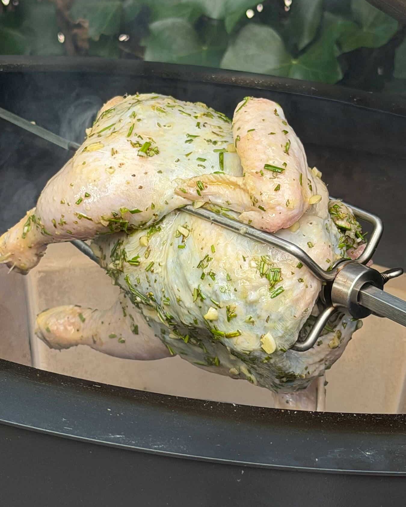 Kip aan het spit met rozemarijn rub, klaargemaakt in een rotisserie - Dutch BBQ Dude