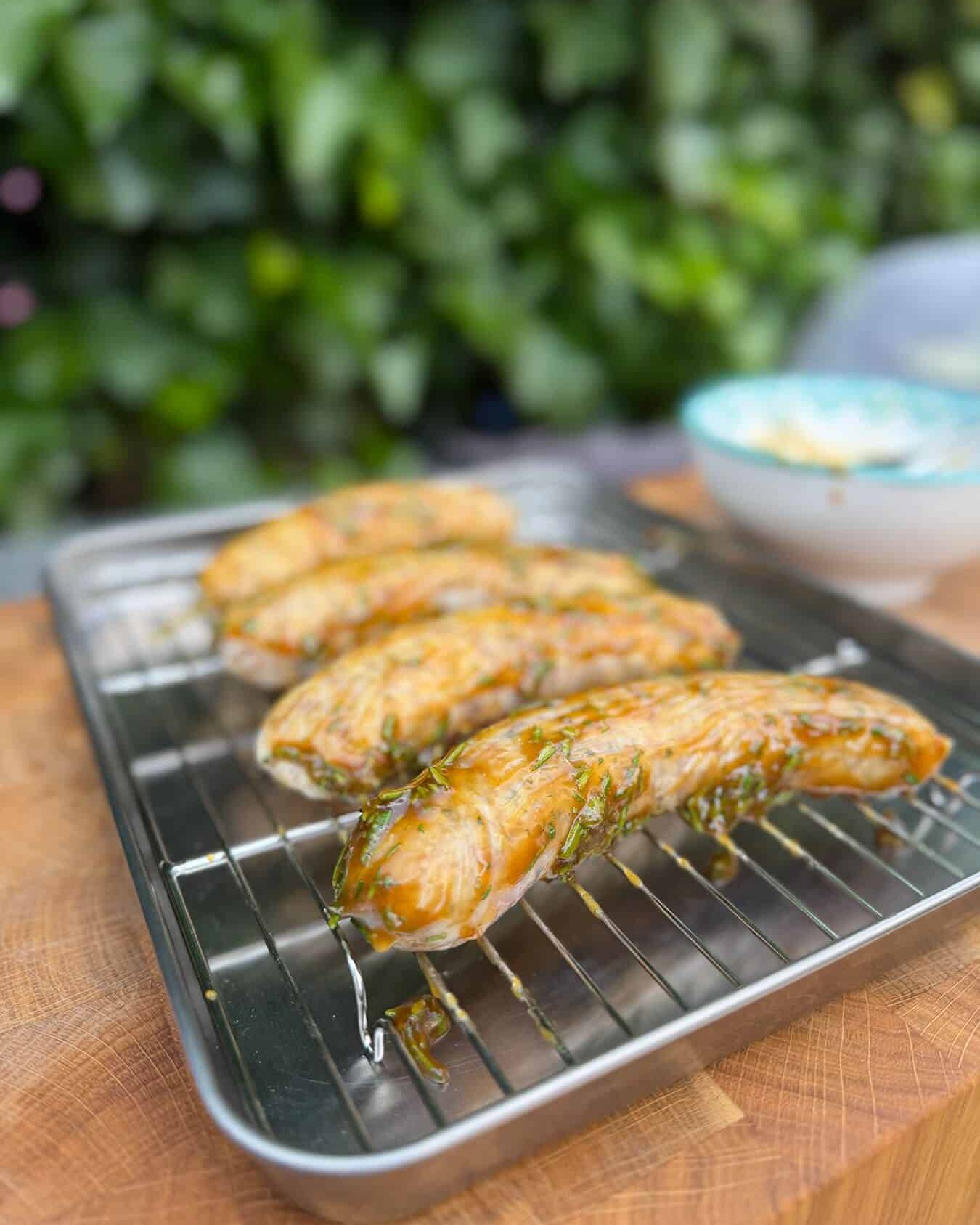Smokey varkensworstjes met mosterd- en rozemarijnglazuur op een rooster - Dutch BBQ Dude